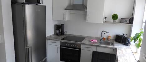 Réfrigérateur, four à micro-ondes, un four, surface de cuisson