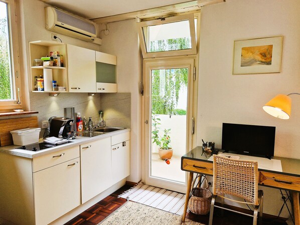 ثلاجة، ميكروويف، موقد طهي مسطح، ماكينة لصنع القهوة/الشاي