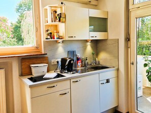 Réfrigérateur, micro-ondes, plaque de cuisson, cafetière/bouilloire
