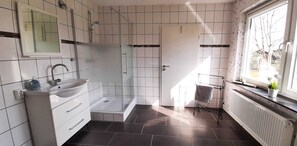 Dusch, hårtork, handdukar och tvål