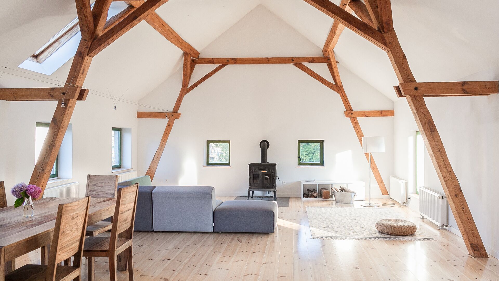Enjoy nature in the countryside in a large cottage on the lake with beautiful garden