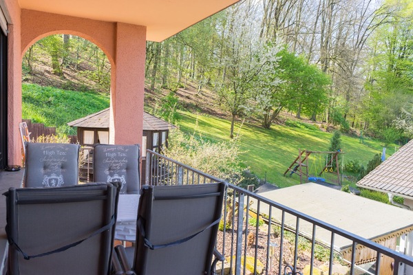 Blick vom Balkon in den Wald