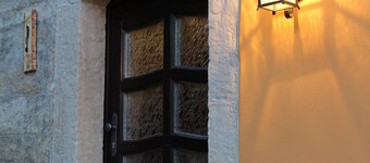 ベビーベッドの上にある、居心地の良い、素朴でトップを改装した記念碑の農家