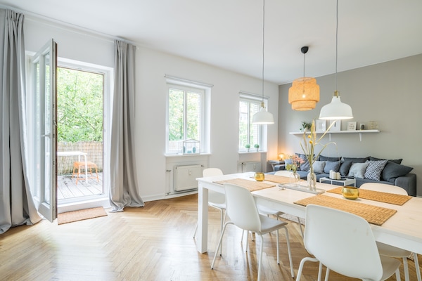 Essbereich im offenen Wohnzimmer mit Zugang zur Dachterrasse