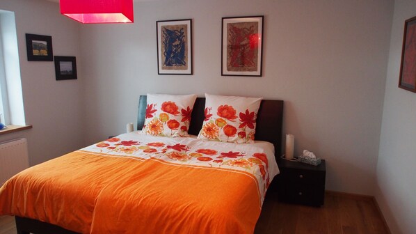 3 bedrooms, iron/ironing board, WiFi, bed sheets