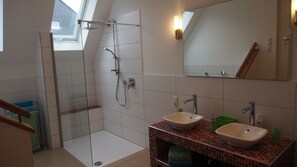 Baignoire, sèche-cheveux, serviettes fournies