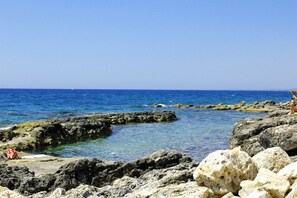 Una spiaggia nelle vicinanze, lettini da mare