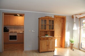 Refrigerador, microondas, horno y periquera 