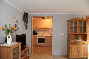 Frigorifero, microonde, forno, seggiolone