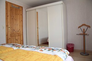 2 chambres, lit de bébé portatif, literie fournie