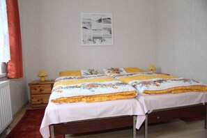 2 slaapkamers, reisbedje, beddengoed