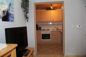 Réfrigérateur, four à micro-ondes, un four, chaise haute