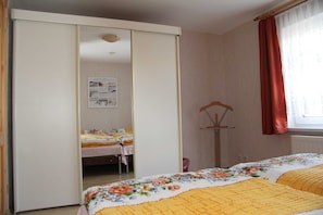 2 camere, culla da viaggio, lenzuola