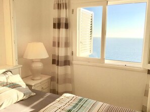 3 habitaciones, tabla de planchar con plancha y cuna de viaje 