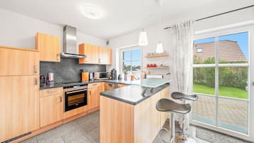 Réfrigérateur, four à micro-ondes, un four, surface de cuisson