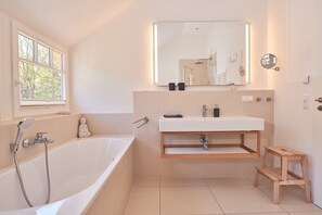 Bathtub, hair dryer, towels, toilet paper - "Nautilus" - dream holiday house under thatch for the perfect holiday on Rügen (Glowe)