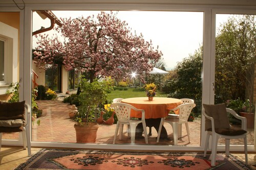 Talo seminaaritila ja upea puutarha