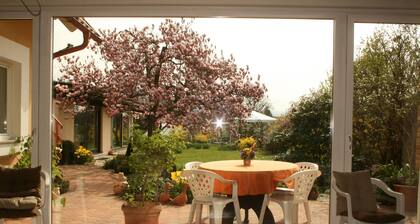 Talo seminaaritila ja upea puutarha