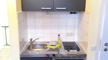 Frigorífico, cafetera o tetera, hervidor eléctrico y tostadora