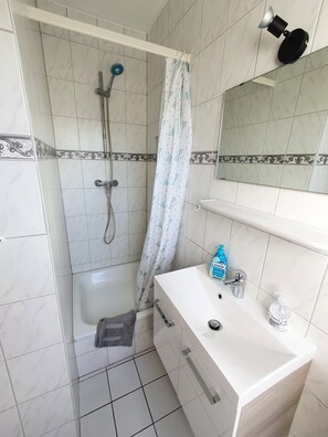 Shower, hair dryer, soap, toilet paper - Apartment No. 1 in the house on the dike (Puttgarden)