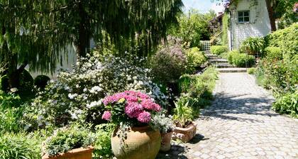 Studio apartment in a dreamy and quiet garden in the immediate vicinity of the lake