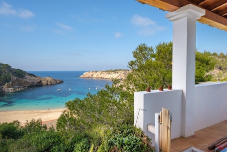 ビーチの近く. Holiday Home with A/C, Sea Views, 100m from Cala Vadella Beach, Wi-Fi, Parking