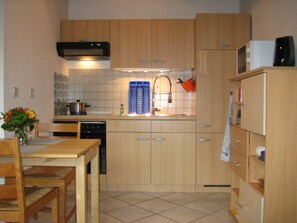 Kühlschrank, Mikrowelle, Ofen, Wasserkocher mit Kaffee-/Teezubehör