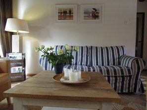 Fernseher, DVD-Player, Bücher