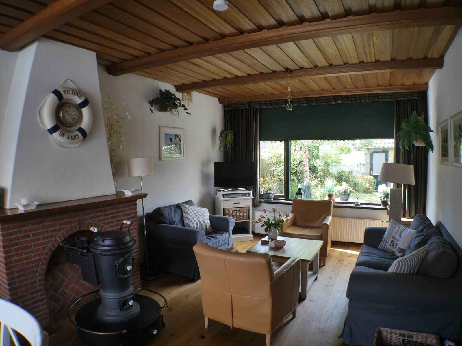 Télévision, lecteur de DVD, livres