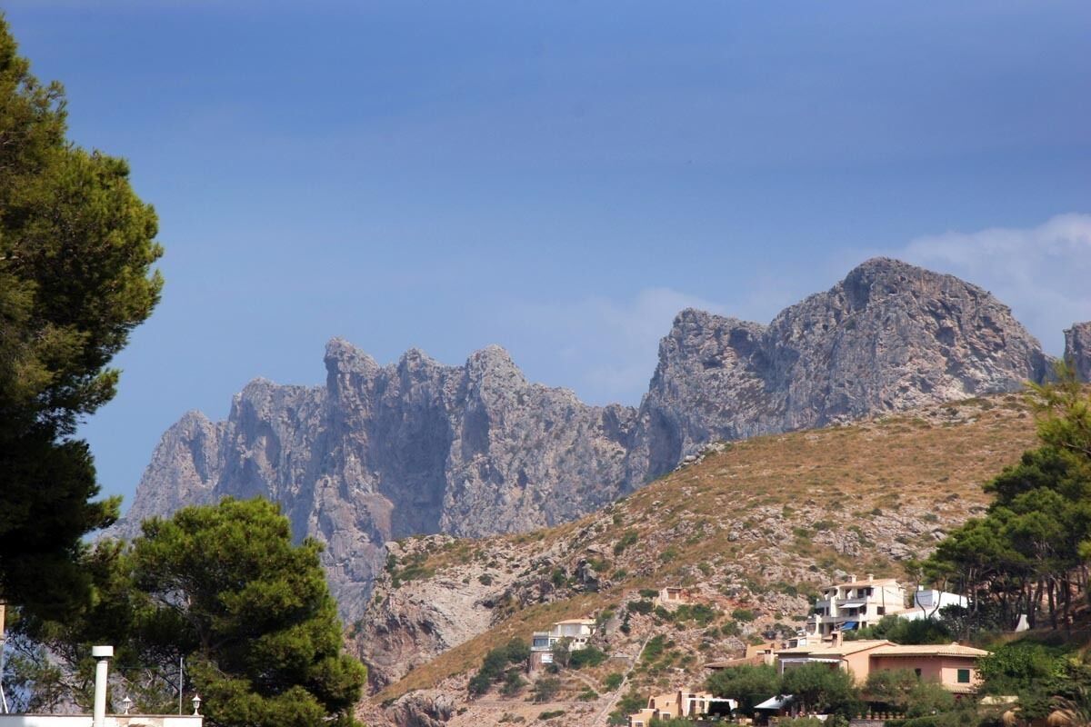 Diese spektakuläre Felskulisse umrahmt den kleinen Küstenort Cala San Vicente