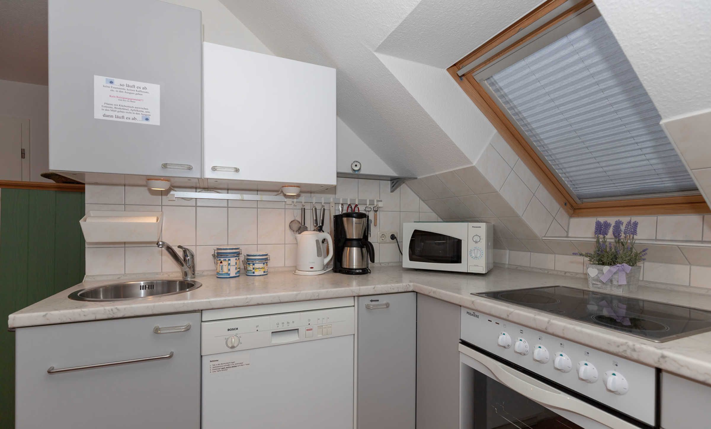 Een koelkast, een magnetron, een oven, een vaatwasser