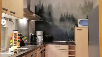 Een koelkast, een magnetron, een oven, een kookplaat