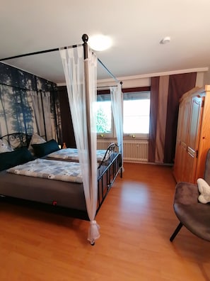 3 habitaciones, tabla de planchar con plancha y cuna de viaje