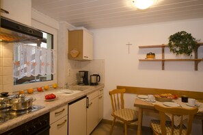 Fridge, microwave, oven, stovetop - Apartment for 2-3 people on the southern slope with View and possibility of excursions (Plankenfels)