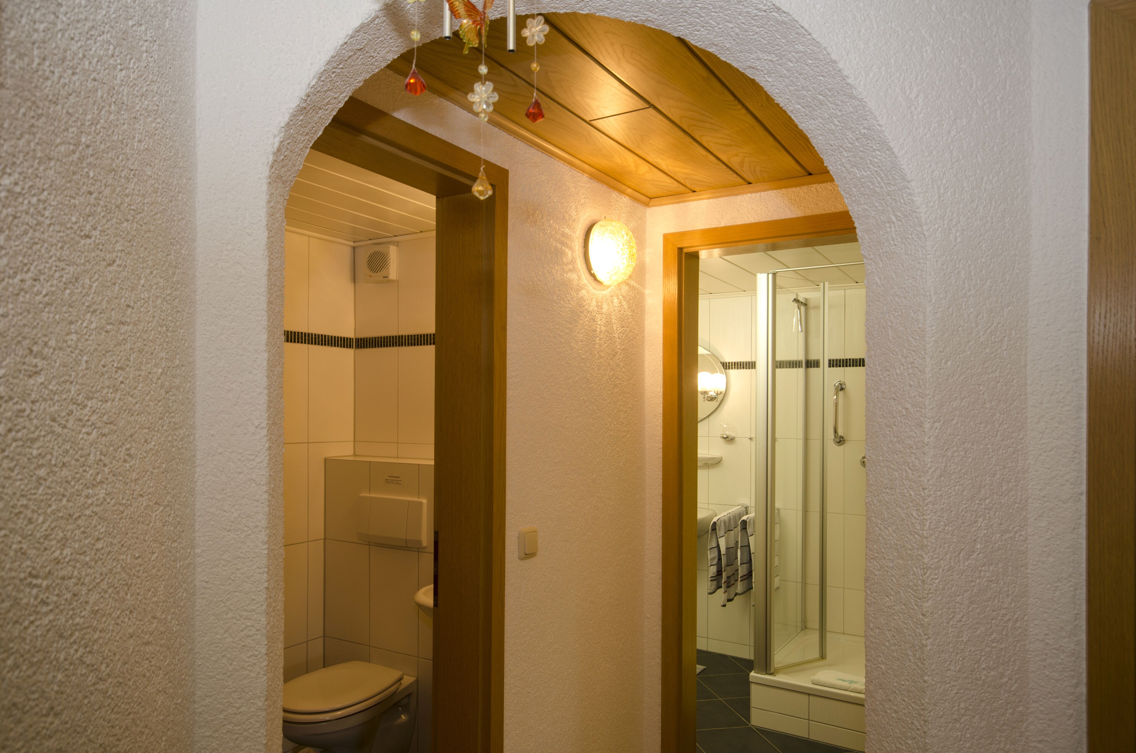 Dusche, Haartrockner, Handtücher, Toilettenpapier