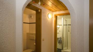 Dusche, Haartrockner, HandtĂŒcher, Toilettenpapier