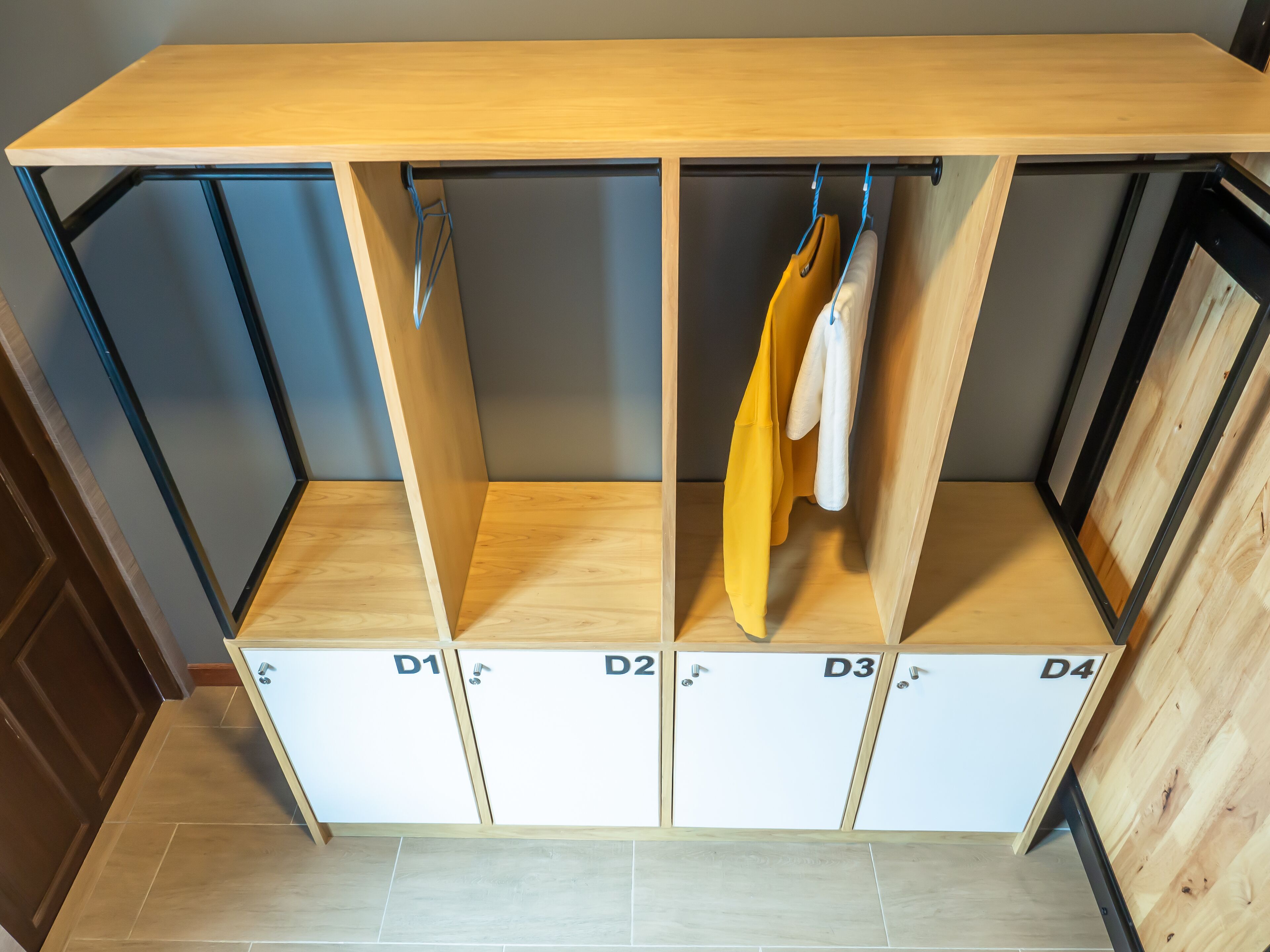 Une pièce comprenant un bureau en bois et quatre tiroirs étiquetés (T1 à T4).