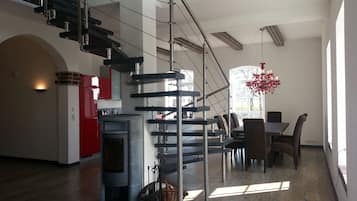 Ein modernes Interieur mit Wendeltreppe, Essbereich und Kamin.