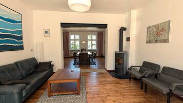 Lareira, livros, videoteca, aparelho de som