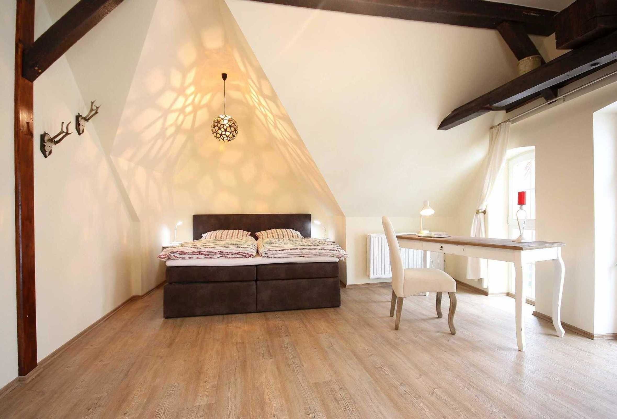 2 bedrooms, desk, WiFi, bed sheets