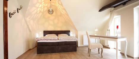 2 bedrooms, desk, WiFi, bed sheets