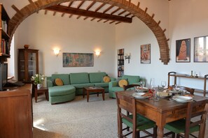 TV, lettore DVD, libri, biblioteca musicale