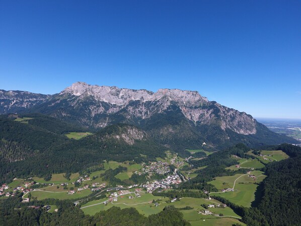 A mountainous landscape with a village nestled in the valley. - Apartment in a quiet sunny altitude with excellent panoramic views (Marktschellenberg)