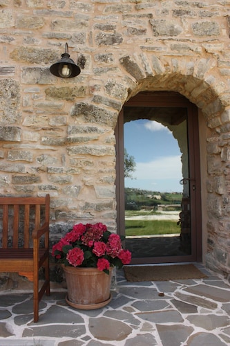 Maison en pierre rustique en Romagne avec terrasse panoramique et connexion Wi-Fi gratuite