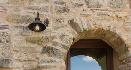 Maison en pierre rustique en Romagne avec terrasse panoramique et connexion Wi-Fi gratuite