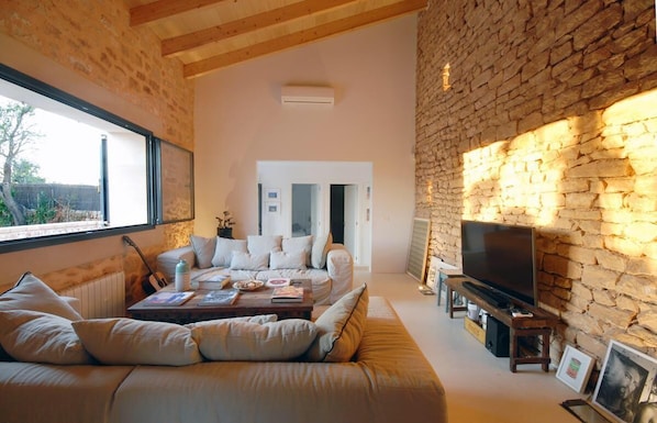 Smart TV, fireplace