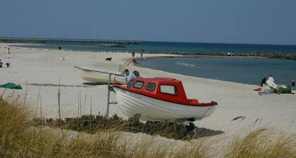 bright, modern apartment with dyke view near the beach, familienfreudlich