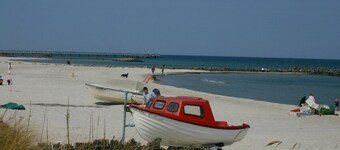 bright, modern apartment with dyke view near the beach, familienfreudlich