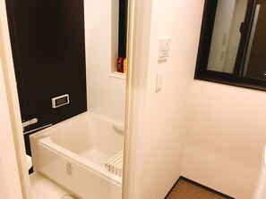 Separate tub and shower, free toiletries, hair dryer, electronic bidet - GH One More Heart Enmachi 3 (Kyoto)