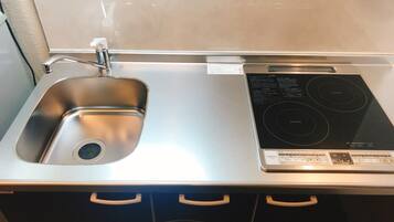 Lemari es, microwave, kompor, dan ketel listrik